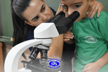 Alunos realizam prática sobre a água no Laboratório | Ed. Infantil