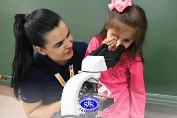 Alunos realizam prática sobre a água no Laboratório | Ed. Infantil