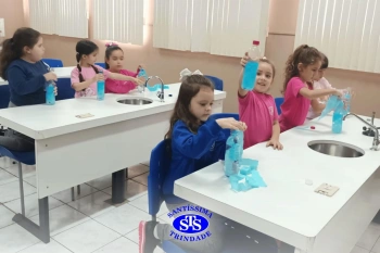 Alunos realizam prática sobre a água no Laboratório | Ed. Infantil