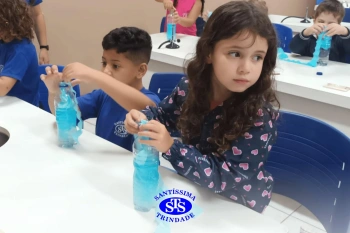 Alunos realizam prática sobre a água no Laboratório | Ed. Infantil