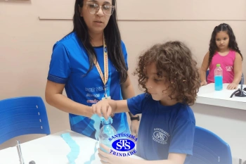 Alunos realizam prática sobre a água no Laboratório | Ed. Infantil