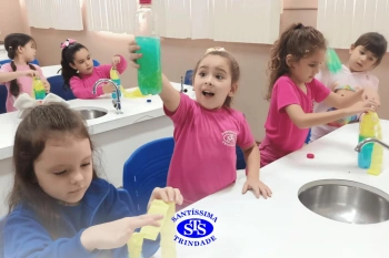 Alunos realizam prática sobre a água no Laboratório | Ed. Infantil