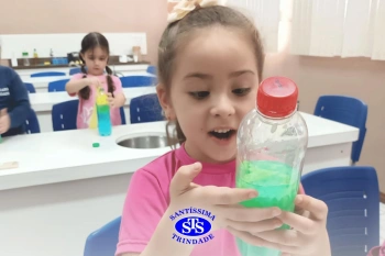 Alunos realizam prática sobre a água no Laboratório | Ed. Infantil