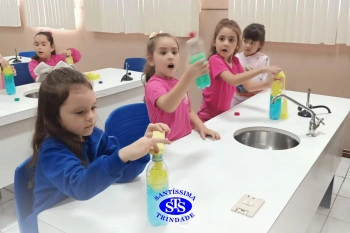 Alunos realizam prática sobre a água no Laboratório | Ed. Infantil