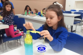 Alunos realizam prática sobre a água no Laboratório | Ed. Infantil
