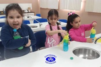 Alunos realizam prática sobre a água no Laboratório | Ed. Infantil