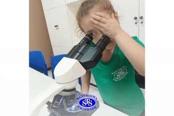 Alunos realizam prática sobre a água no Laboratório | Ed. Infantil