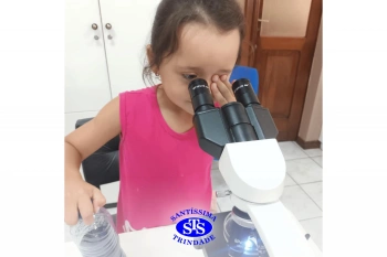 Alunos realizam prática sobre a água no Laboratório | Ed. Infantil