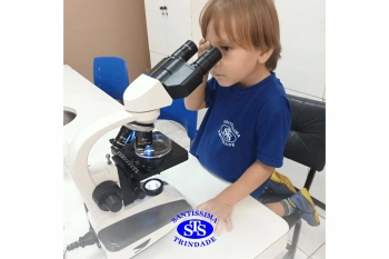 Alunos realizam prática sobre a água no Laboratório | Ed. Infantil