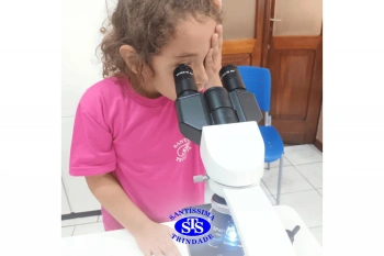 Alunos realizam prática sobre a água no Laboratório | Ed. Infantil