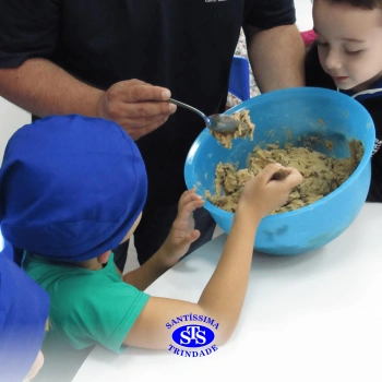 Educação Bilíngue: alunos do Infantil 5 preparam cookies durante a aula
