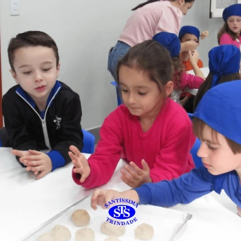 Educação Bilíngue: alunos do Infantil 5 preparam cookies durante a aula
