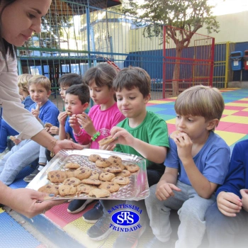 Educação Bilíngue: alunos do Infantil 5 preparam cookies durante a aula