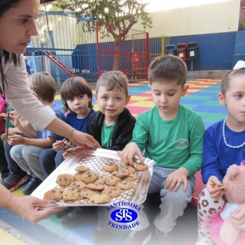 Educação Bilíngue: alunos do Infantil 5 preparam cookies durante a aula