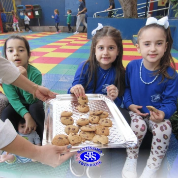 Educação Bilíngue: alunos do Infantil 5 preparam cookies durante a aula