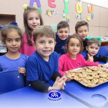 Educação Bilíngue: alunos do Infantil 5 preparam cookies durante a aula