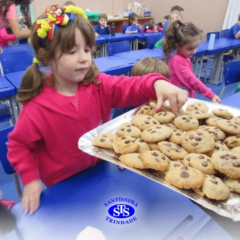 Educação Bilíngue: alunos do Infantil 5 preparam cookies durante a aula