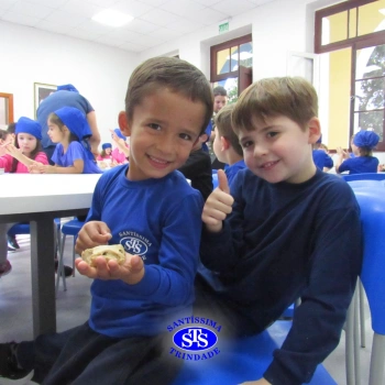 Educação Bilíngue: alunos do Infantil 5 preparam cookies durante a aula