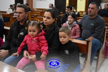 Famílias reunidas em oração