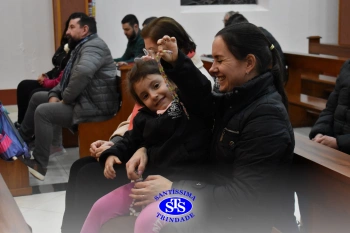 Famílias reunidas em oração