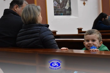 Famílias reunidas em oração