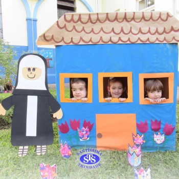 Alunos do Infantil 4 constroem Jardim da Madre Madalena