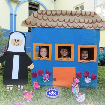 Alunos do Infantil 4 constroem Jardim da Madre Madalena
