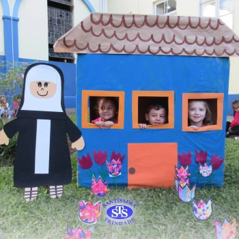 Alunos do Infantil 4 constroem Jardim da Madre Madalena