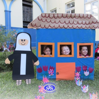 Alunos do Infantil 4 constroem Jardim da Madre Madalena