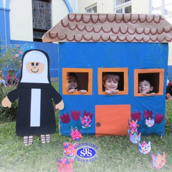 Alunos do Infantil 4 constroem Jardim da Madre Madalena