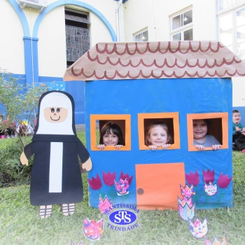 Alunos do Infantil 4 constroem Jardim da Madre Madalena