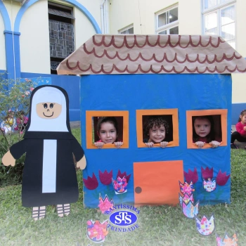 Alunos do Infantil 4 constroem Jardim da Madre Madalena