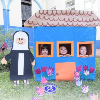 Alunos do Infantil 4 constroem Jardim da Madre Madalena