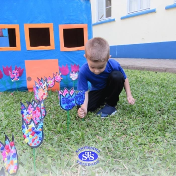 Alunos do Infantil 4 constroem Jardim da Madre Madalena