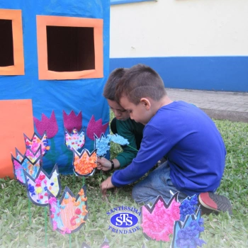 Alunos do Infantil 4 constroem Jardim da Madre Madalena