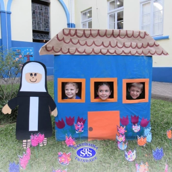 Alunos do Infantil 4 constroem Jardim da Madre Madalena