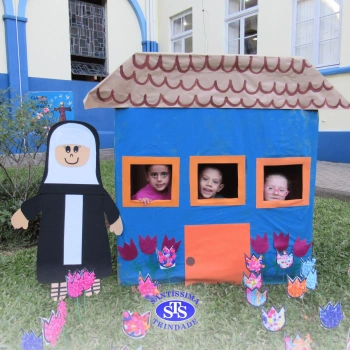 Alunos do Infantil 4 constroem Jardim da Madre Madalena