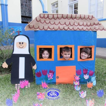 Alunos do Infantil 4 constroem Jardim da Madre Madalena