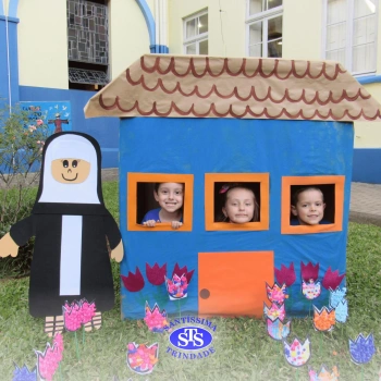 Alunos do Infantil 4 constroem Jardim da Madre Madalena