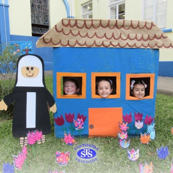 Alunos do Infantil 4 constroem Jardim da Madre Madalena