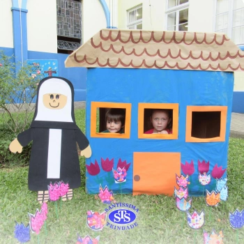 Alunos do Infantil 4 constroem Jardim da Madre Madalena