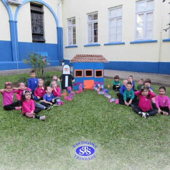 Alunos do Infantil 4 constroem Jardim da Madre Madalena