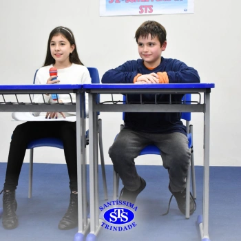 Apresentação de telejornal desenvolve habilidades de comunicação e confiança | 5º ano