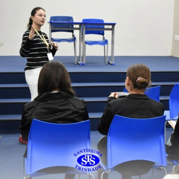 Apresentação de telejornal desenvolve habilidades de comunicação e confiança | 5º ano