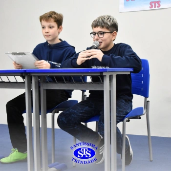 Apresentação de telejornal desenvolve habilidades de comunicação e confiança | 5º ano