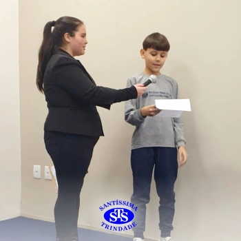 Apresentação de telejornal desenvolve habilidades de comunicação e confiança | 5º ano