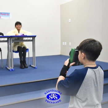Apresentação de telejornal desenvolve habilidades de comunicação e confiança | 5º ano