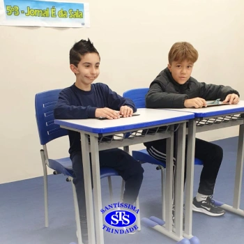 Apresentação de telejornal desenvolve habilidades de comunicação e confiança | 5º ano