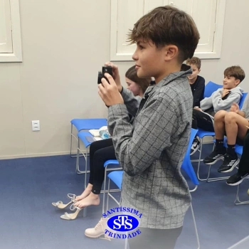 Apresentação de telejornal desenvolve habilidades de comunicação e confiança | 5º ano