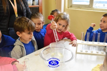 Alunos celebram o Dia do Folclore no Laboratório de Ciências | Infantil 4